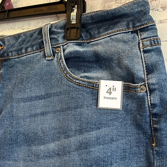NWT Time and True Women’s Denim 4” Jean Shorts Medium Wash Denim Cuff Size 20 - Picture 3 of 6